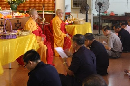 释学琳法师及释学闻法师主持华语法会。