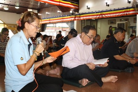 英文弘法团主持英语段法会。