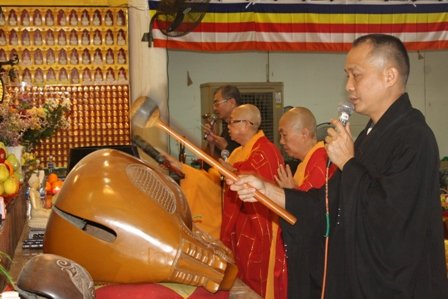 居士林佛事组领众诵经。