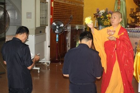 释学琳法师为出席警员洒净。