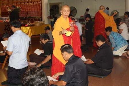 释学琳法师及释学闻法师为出席警员洒净。