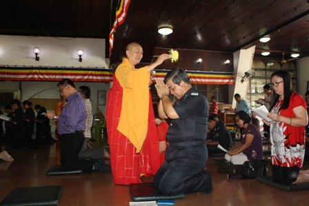 释学琳法师为出席警员洒净。