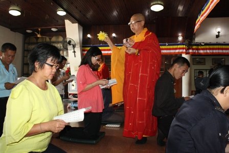 释学闻法师为出席警员及家眷洒净。