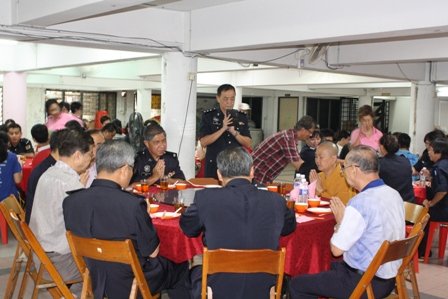 警员们于法会过后于五观堂享用素食。